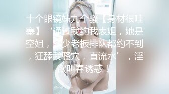 最近在城中村出租屋发现个宝地几个白领姐姐合租房浴室眼镜妹在给谁发短信呢